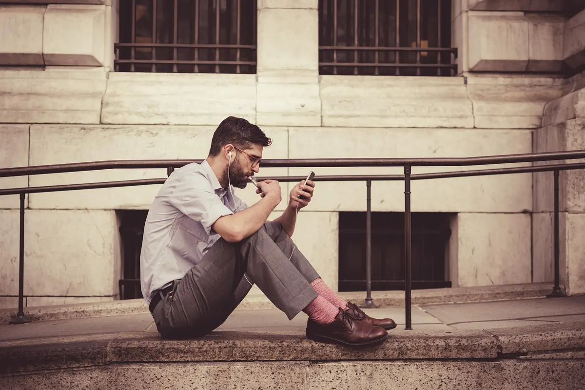 The Tinder Photo Checklist: 7 Shots to Take Before You Swipe Again